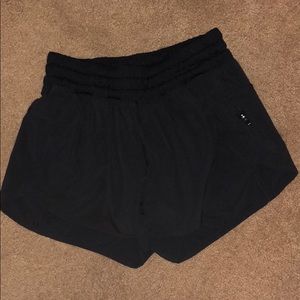 Lululemon Tracker Short V 4” black shorts